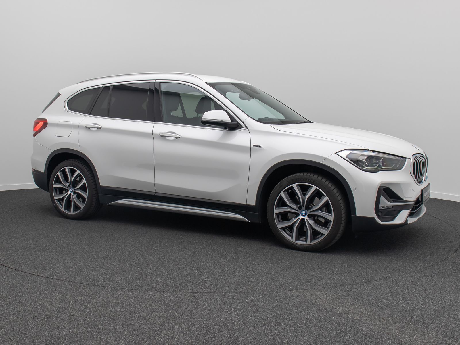 Fahrzeugabbildung BMW X1 xD25e xLine HUD Navi+ HiFi DAB Kamera 19Zoll