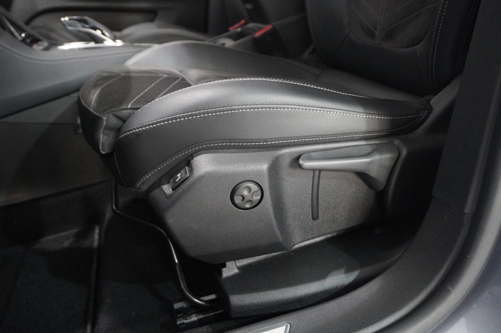 Fahrzeugabbildung Opel Grandland (X) ULTIMATE 4HYBRID NAVI/LED/SPORT/SH
