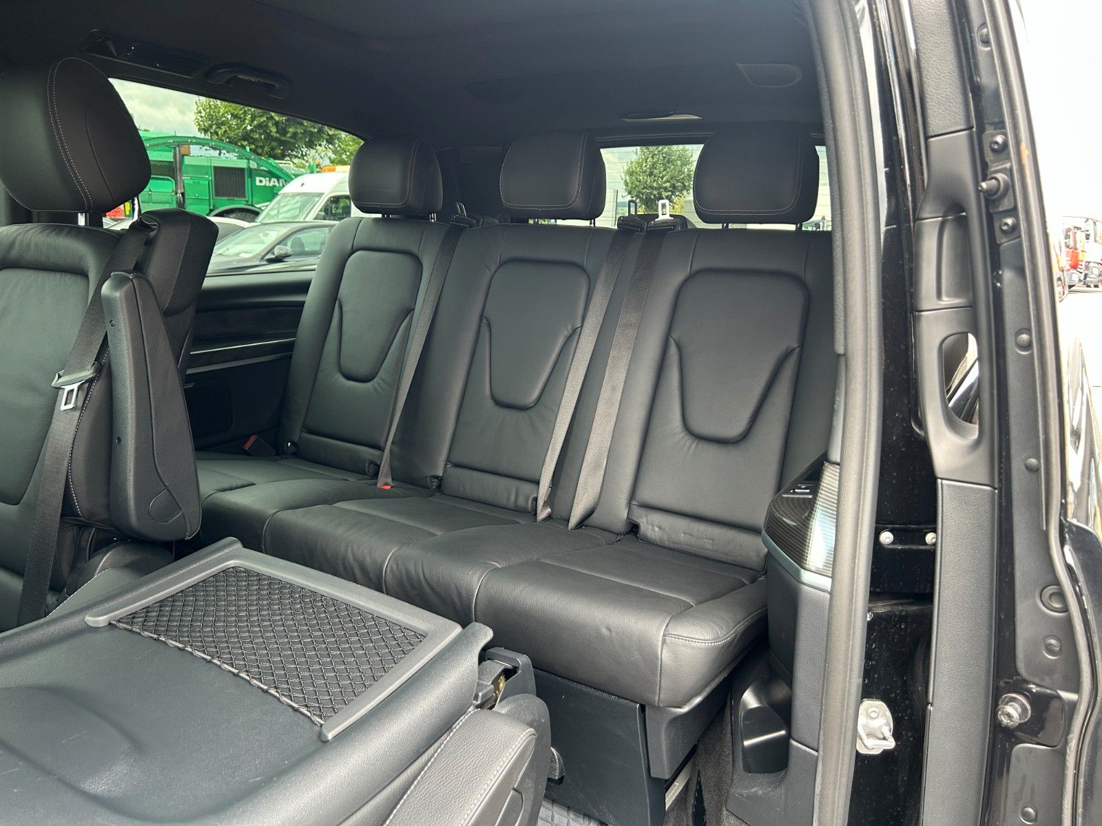 Fahrzeugabbildung Mercedes-Benz EQV 300 AVA PANORAMA LIege-Paket DISTRONIC