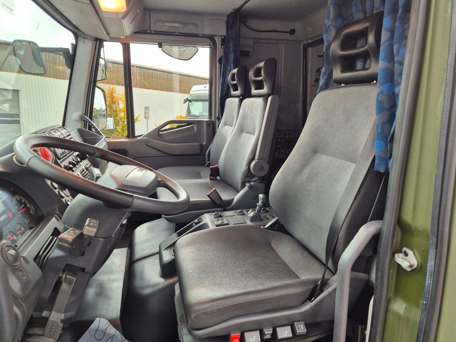 Fahrzeugabbildung Iveco Eurocargo ML100E22WM-BW 4x4 Pritsche L-Haus Bett