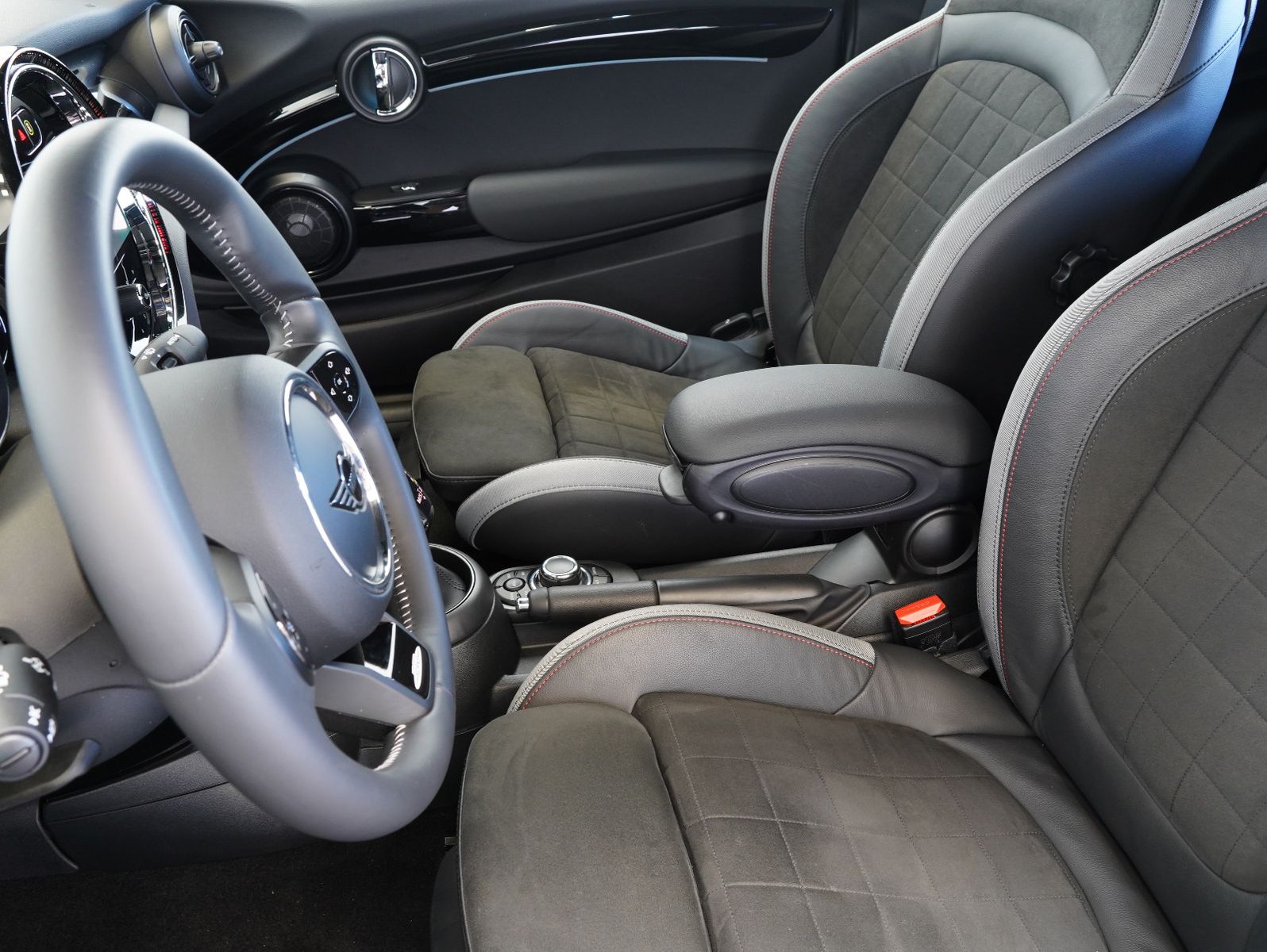 Fahrzeugabbildung MINI Cooper Cabrio John Cooper Works Trim MINI YOURS