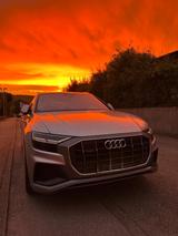 Audi Q8 50 TDI*Quattro*LUFTF.*S-LINE*STHZ*AHK*B&O*SC* - silberne Audi Q8