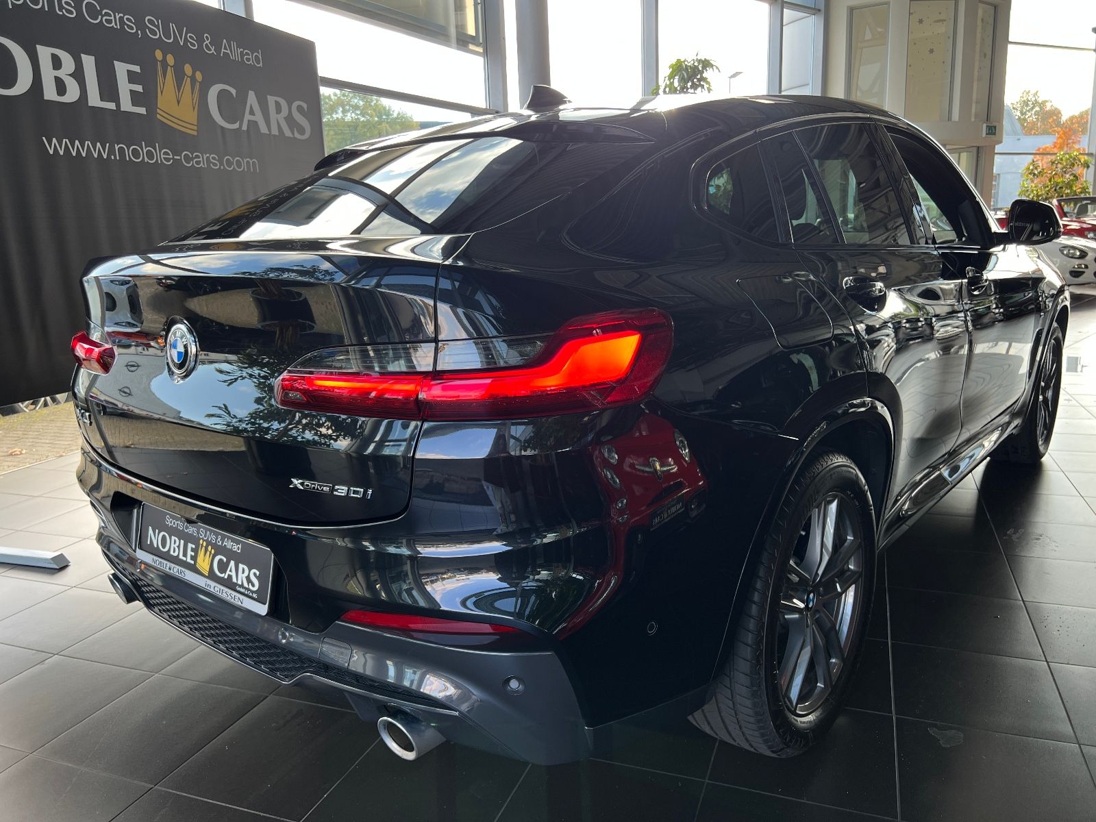 Fahrzeugabbildung BMW X4 xDrive 30 i M Sport AHK HUD LED NAV