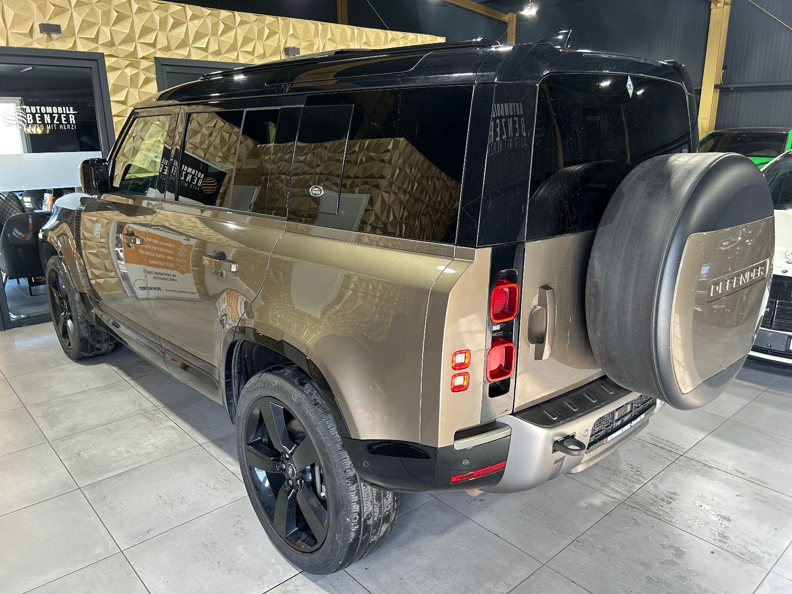 Fahrzeugabbildung Land Rover Defender 110 X-Dynamic S/HEAD-UP/PANO/360°/APPLE