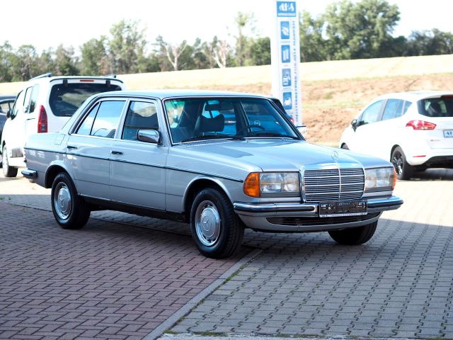 Fotografie des Mercedes-Benz 280 W123 Becker Radio Schiebed. Autom.  H-Zulassung in Salzlandkreis