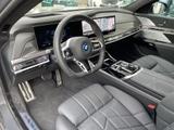 BMW i7 M70 xDrive M Sport || TheatreScreen Massage - BMW i7: Grau