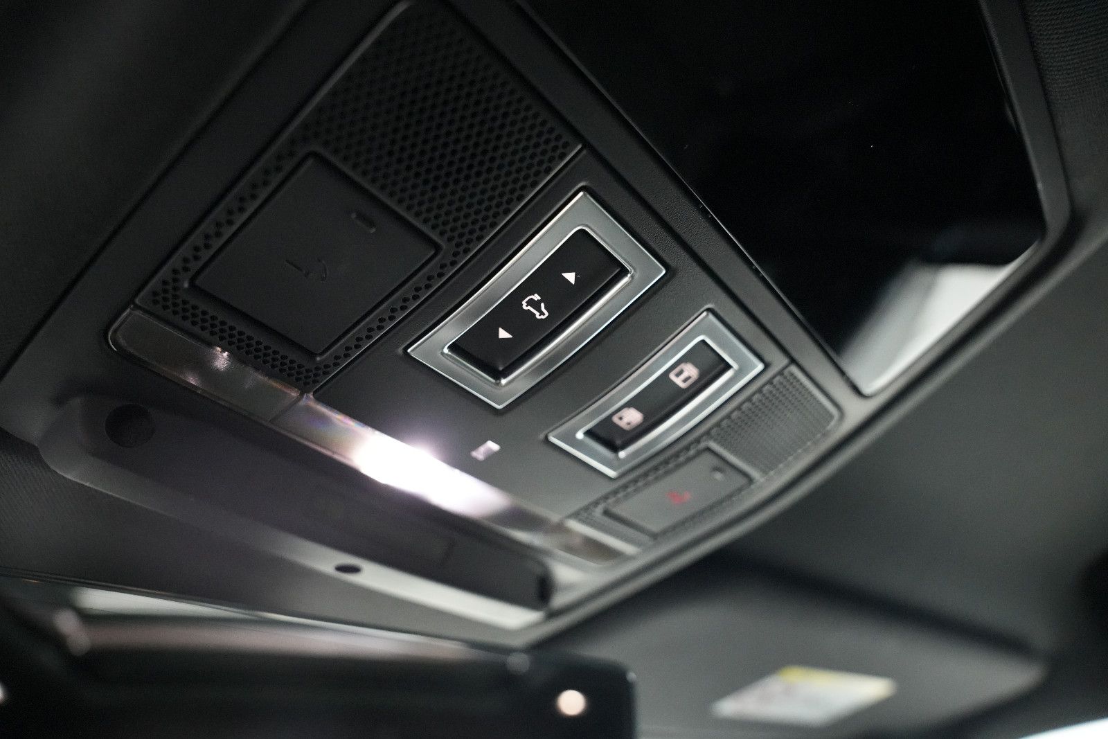 Fahrzeugabbildung Land Rover Defender 110 V8 *Panorama*HUD*Meridian*360°KAM*