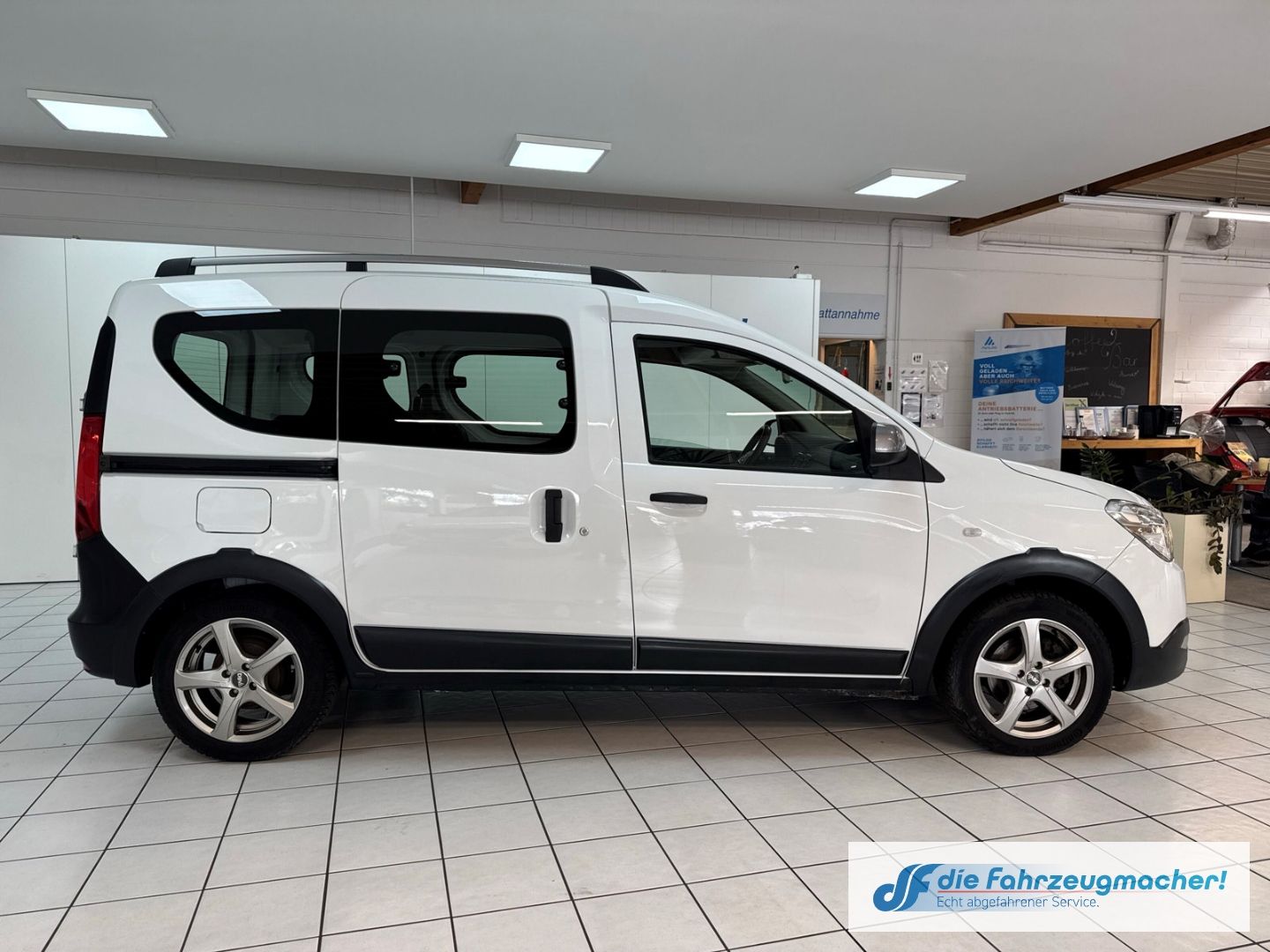 Fahrzeugabbildung Dacia Dokker Stepway Plus Navi Fahrerprofil DAB SHZ Rü