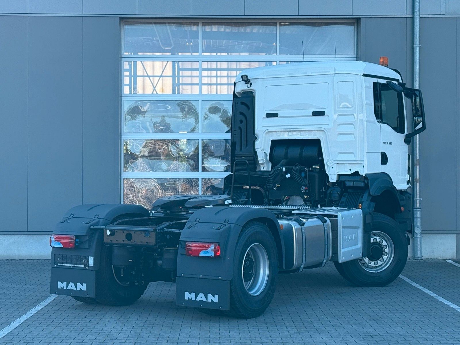 Fahrzeugabbildung MAN TGS 18.480 BL SA 4x2H mit Hydraulikvorbereitung