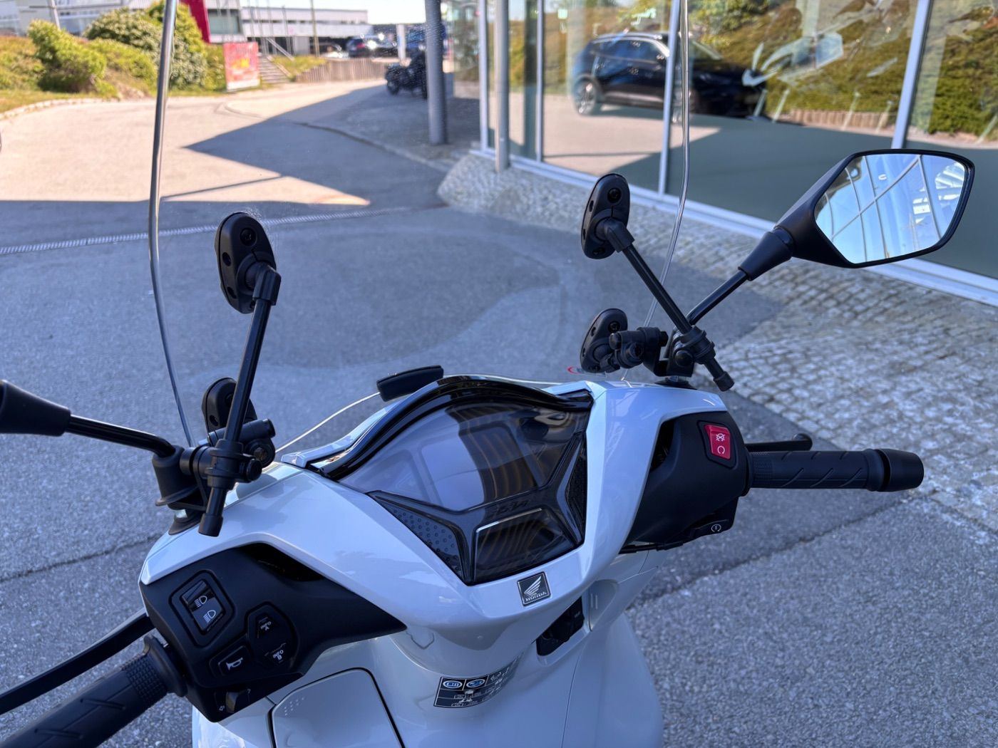 Fahrzeugabbildung Honda SH 350i inkl. Smart-Topcase, Windschild, Reling,