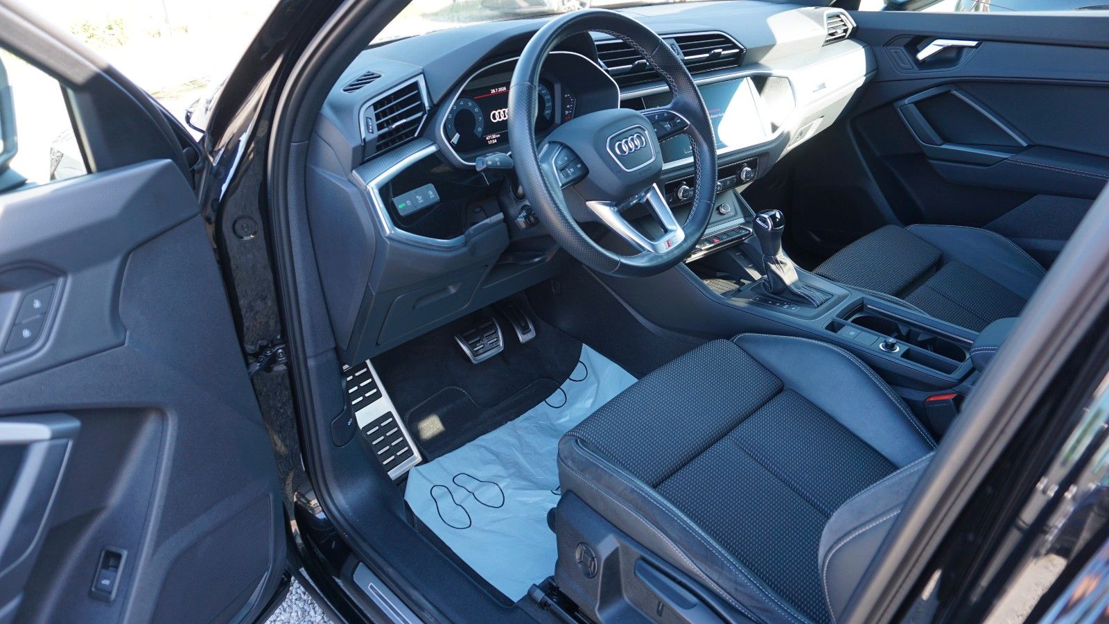 Fahrzeugabbildung Audi Q3 35 TFSI S Line Black Paket,LED,Navi,ACC,AHK