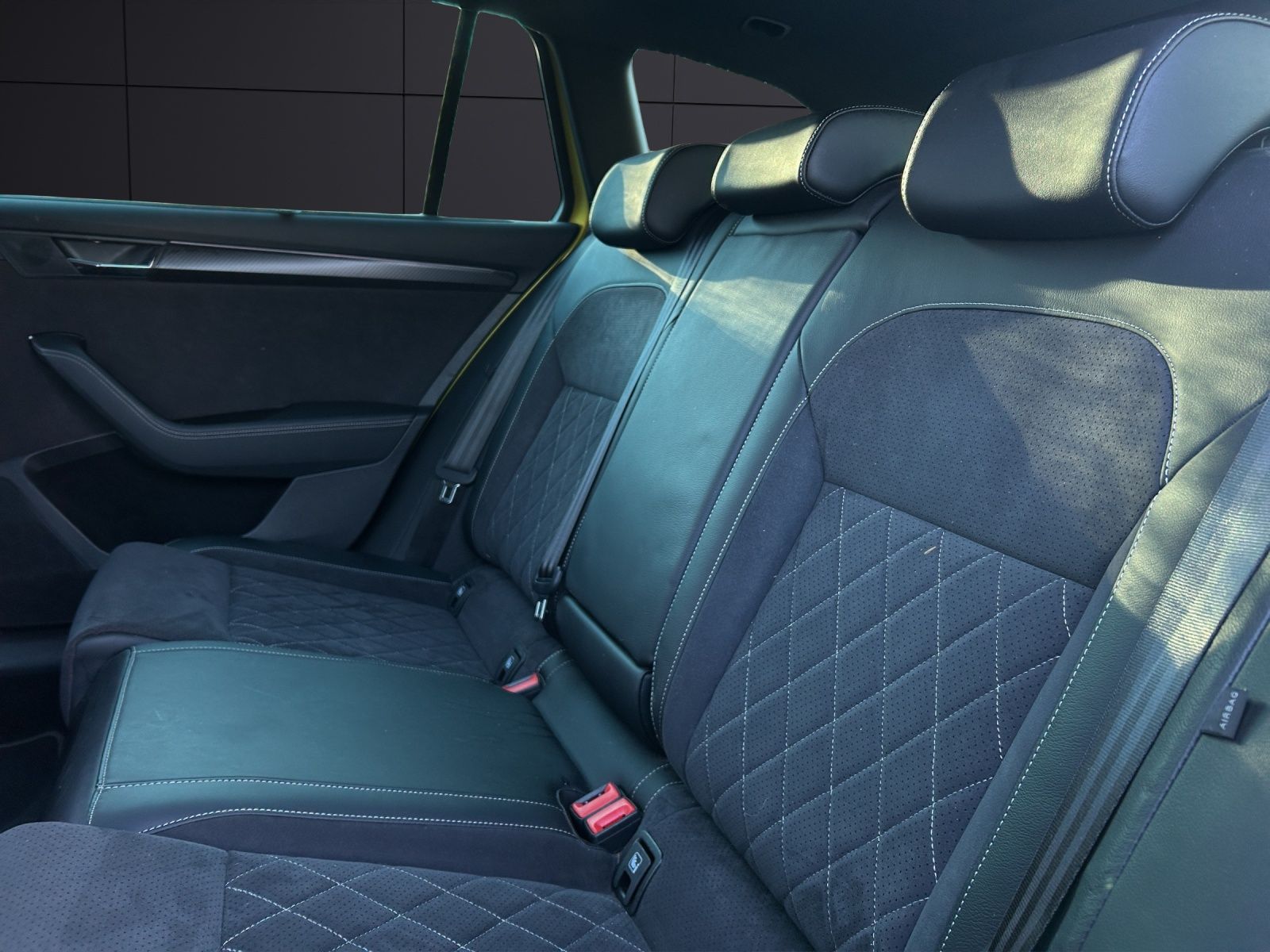 Fahrzeugabbildung SKODA Superb Combi Sportline iV Matrix STH AHK SH PANO