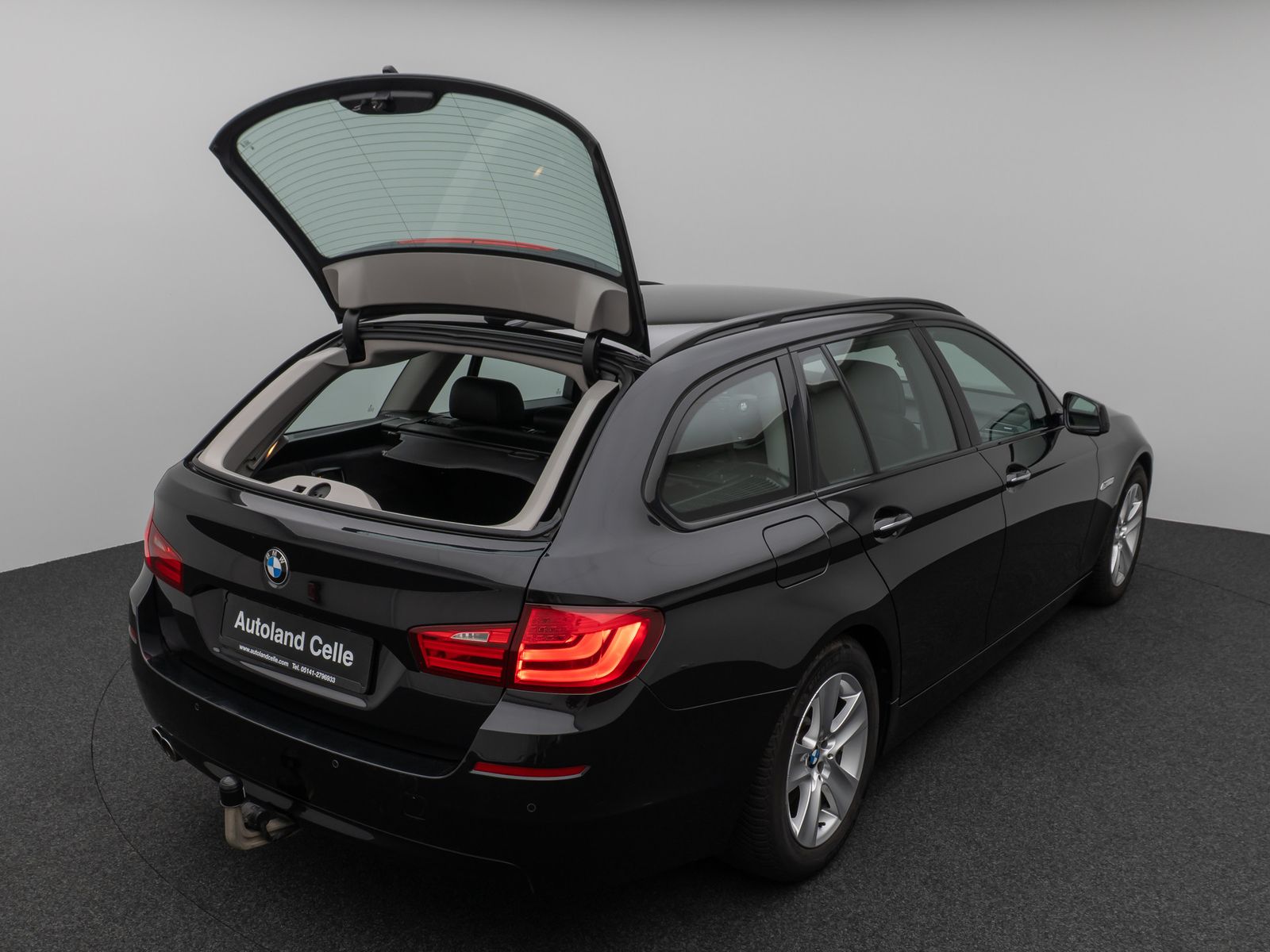 Fahrzeugabbildung BMW 530d HUD HiFi 360°Xenon SoftCl AHK Komfort Sport