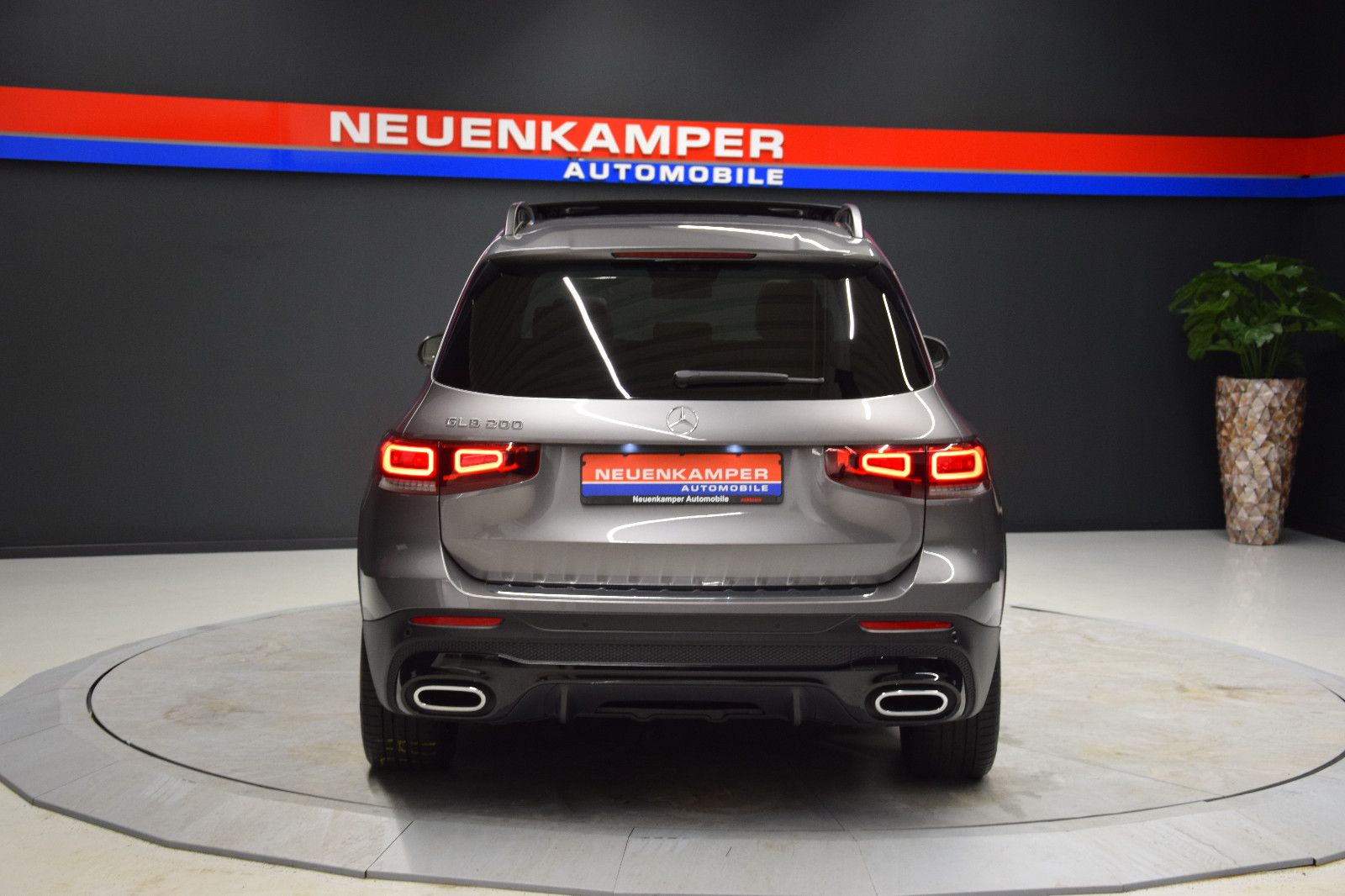 Fahrzeugabbildung Mercedes-Benz GLB 200 AMG Line 7Sitze Pano Ambi Widescreen AHK