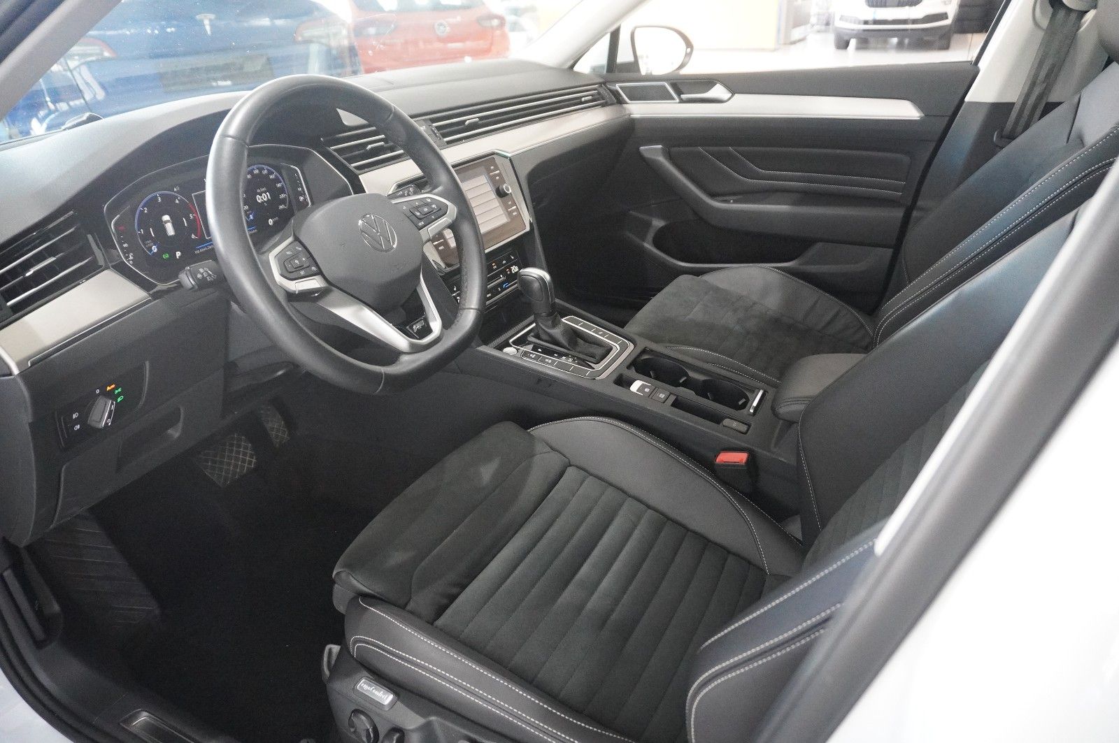 Fahrzeugabbildung Volkswagen Passat Vari. 2.0D R-LINE 4M NAVI/LED/KAMERA/AHK