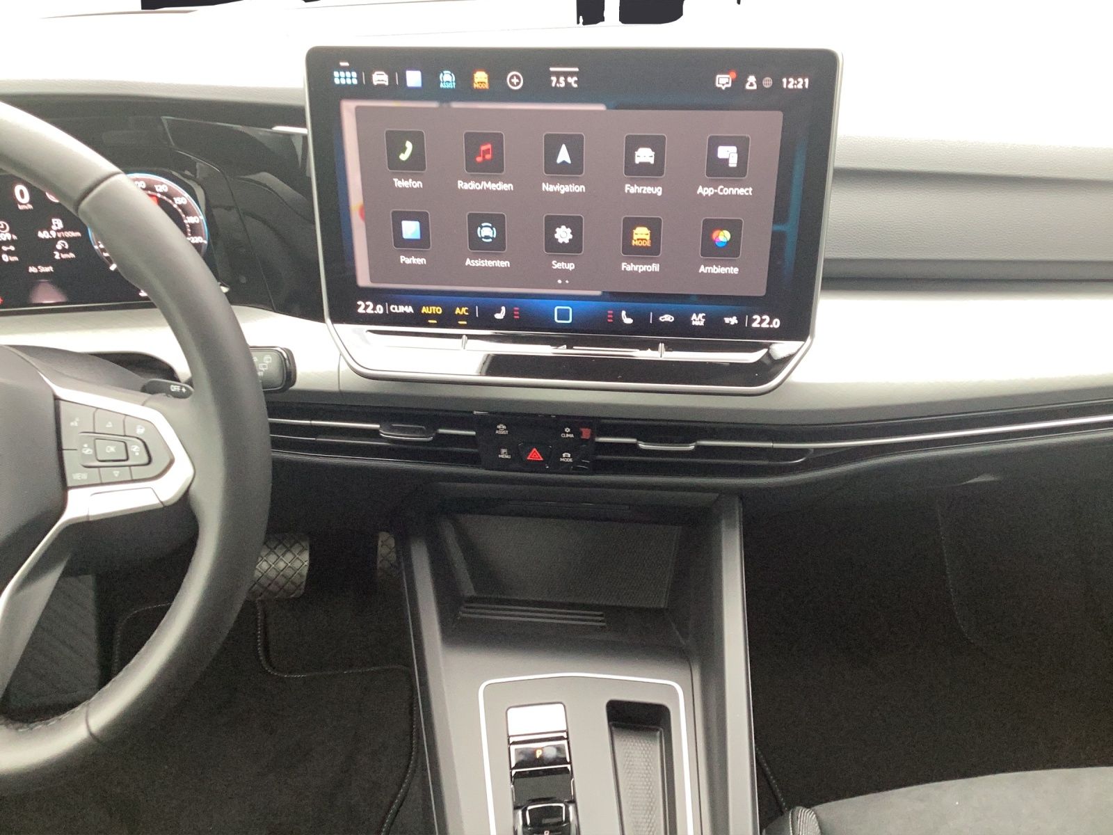 Fahrzeugabbildung Volkswagen Golf VIII Variant Life TDI DSG LED+ Navi ACC AHK