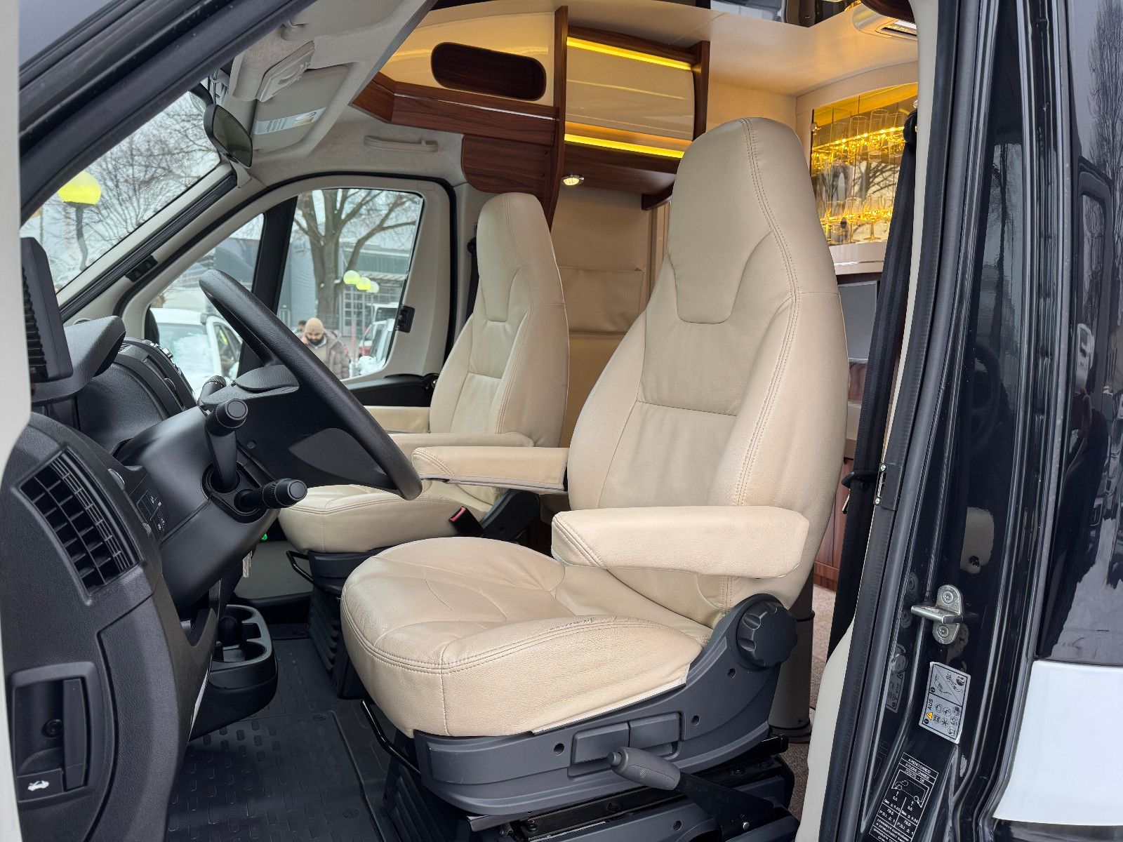 Fahrzeugabbildung Hobby PREMIUM DRIVE T 70 GE SOLAR SAT LITHIUM 2X TV