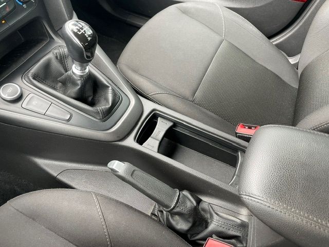 Fahrzeugabbildung Ford Focus Turnier Business Allwetter Sitzheizung