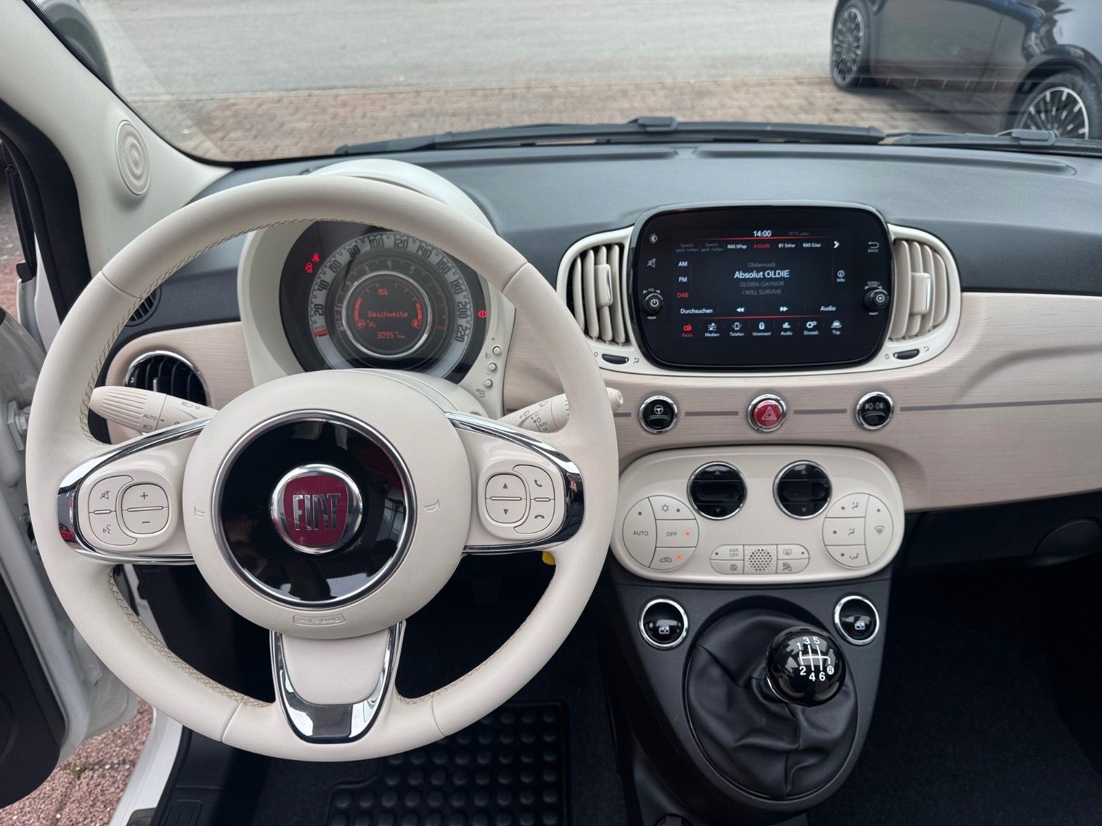 Fahrzeugabbildung Fiat 500C DOLCEVITA 51kW (70PS) KLIMAAUT. CARPLAY