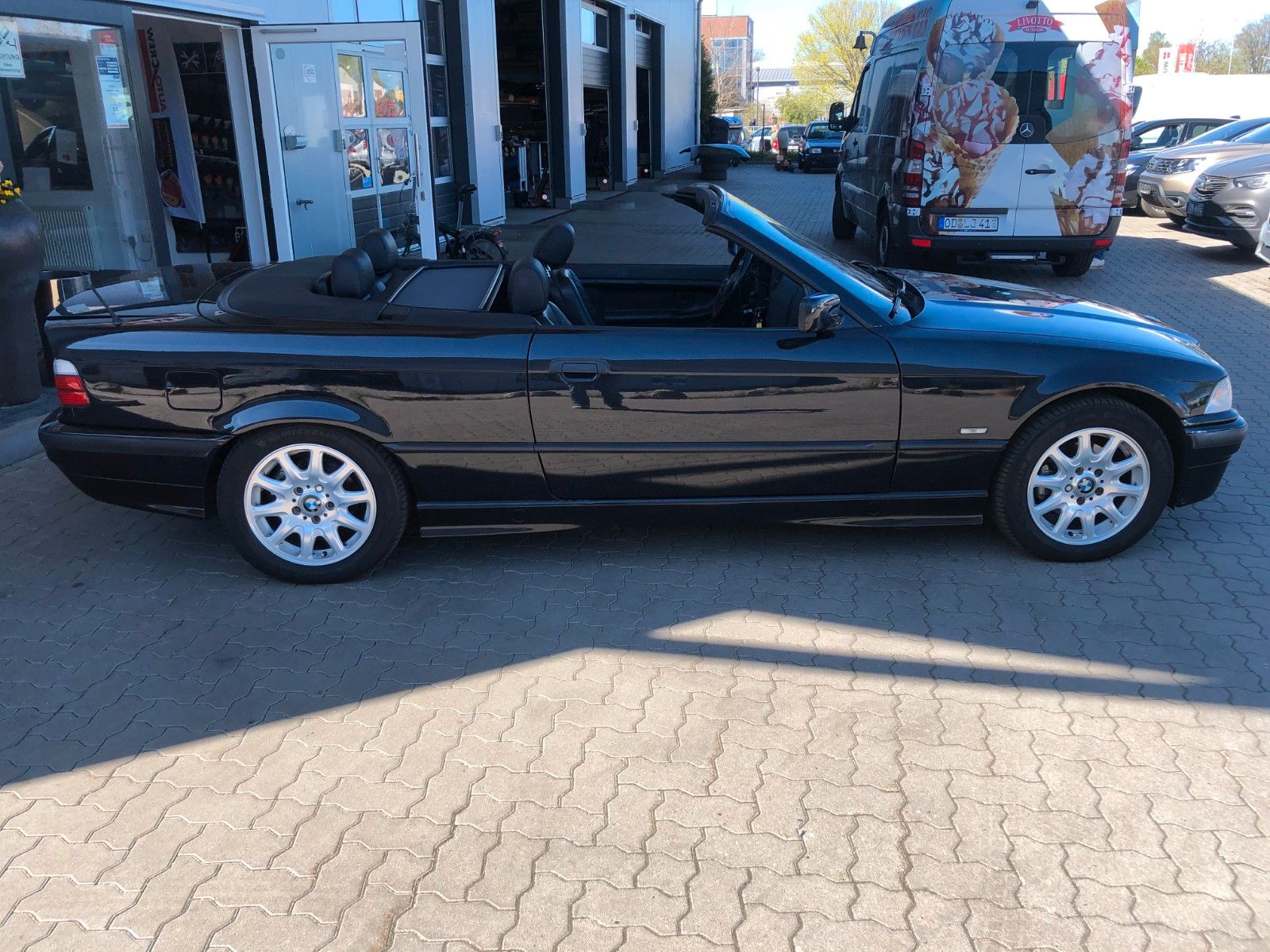 Fahrzeugabbildung BMW 328i Cabrio Automatik Leder Tüv 3/28