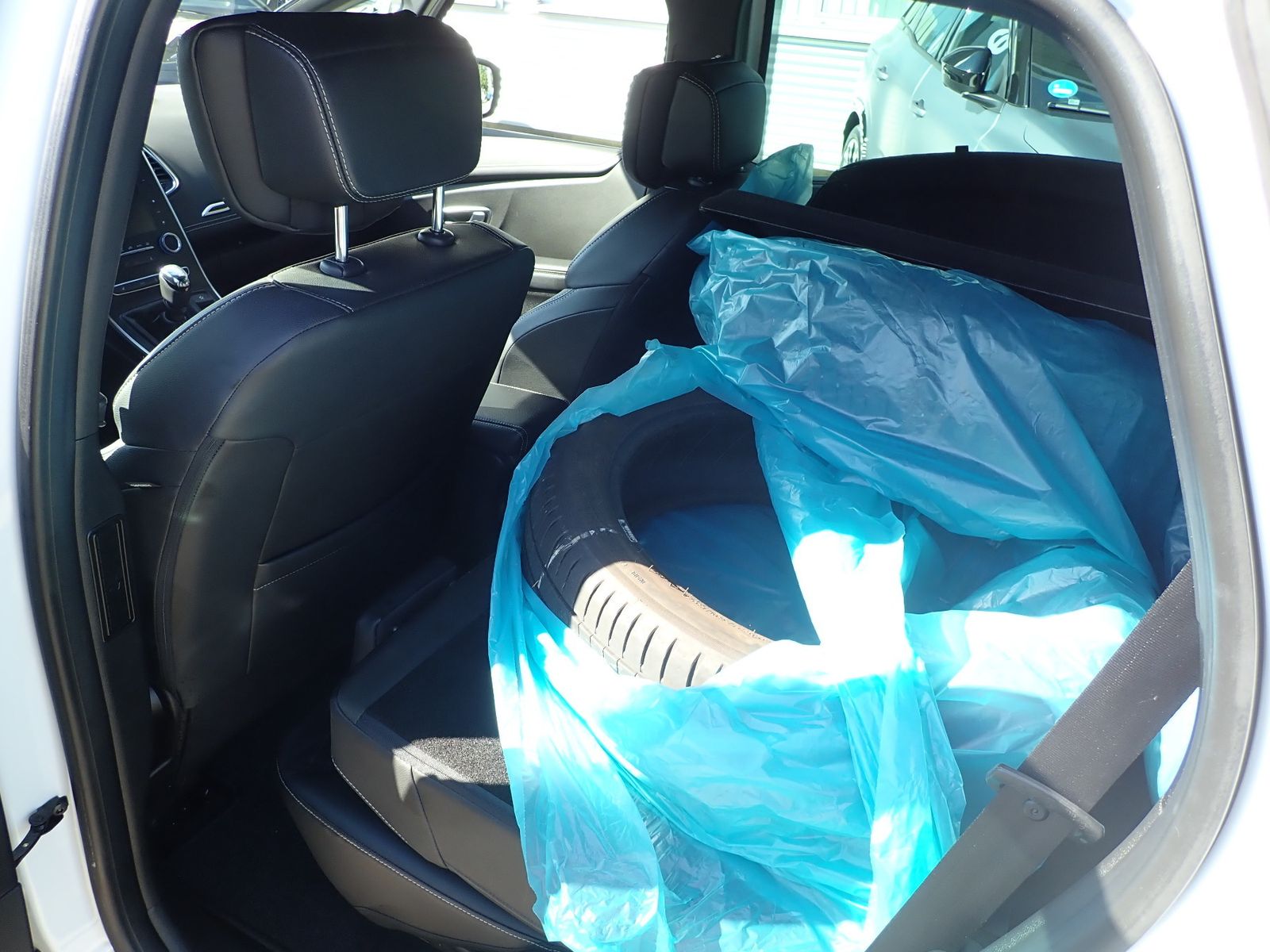 Fahrzeugabbildung Renault Scenic Black Edition TCe 140 /NAVI/GLASDACH/GJR