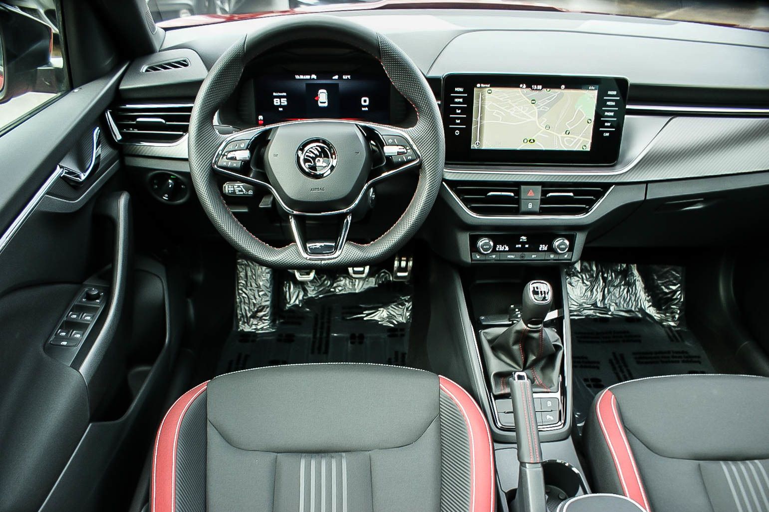 Fahrzeugabbildung SKODA Kamiq 1.5 TSI Monte Carlo PANORAMA KAMERA ACC 18