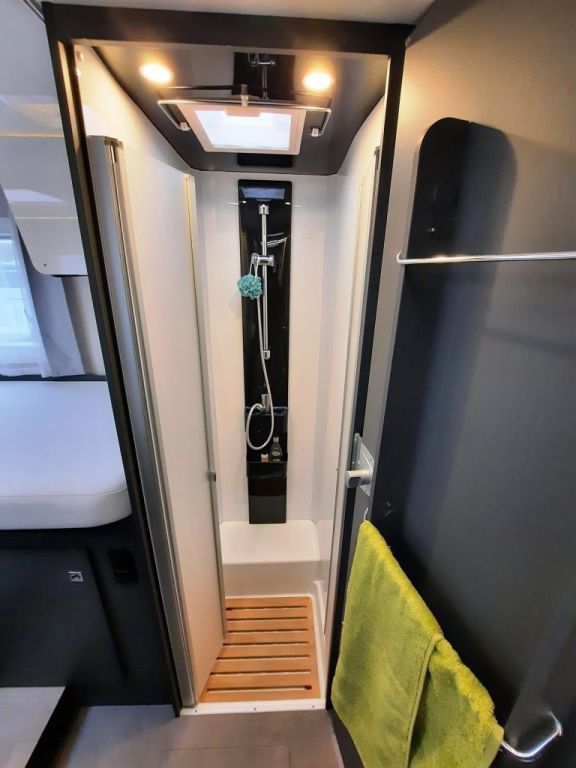 Fahrzeugabbildung Laika Kosmo H 1409 Verfüg./Sparen Sie 27.650,- €