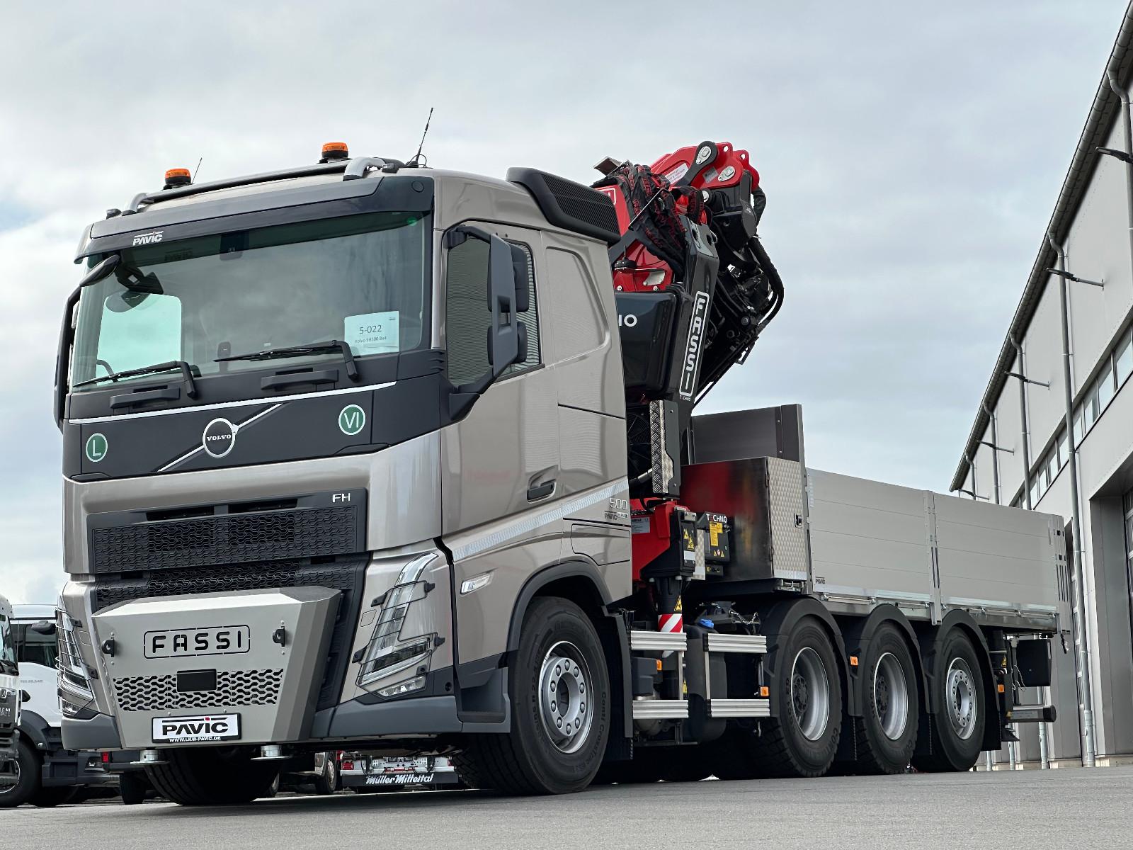 Volvo FH 500 8x4 Pritsche mit Fassi F905R.2.7 + JIB