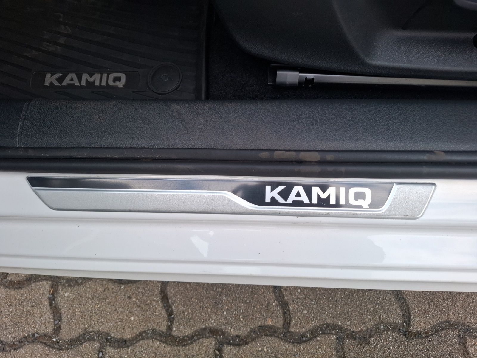 Fahrzeugabbildung SKODA Kamiq TSI Clever LED Navi AID GRA PDC SH LM