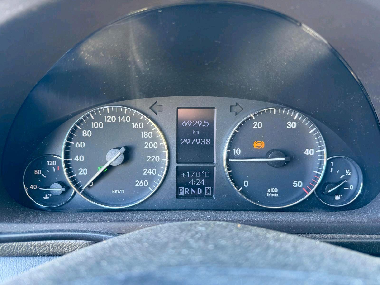 Mercedes-Benz 220 2006 — photo 8