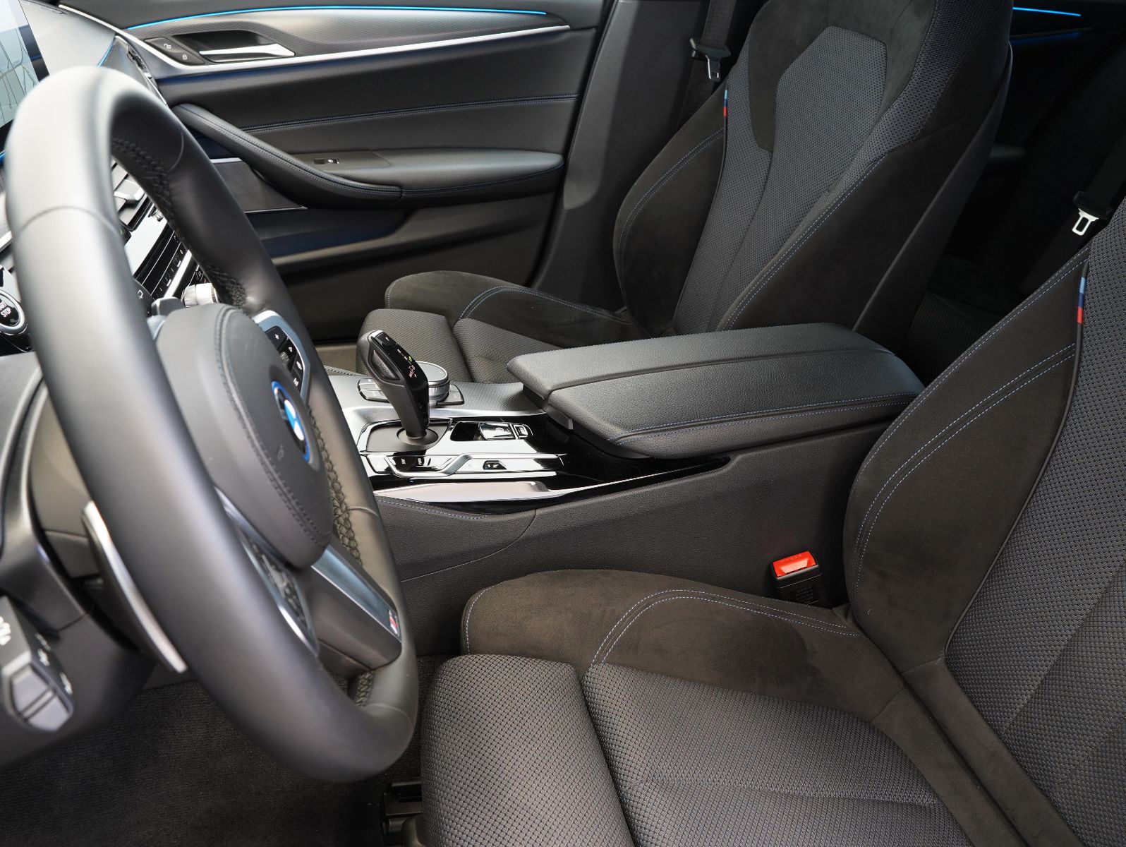 Fahrzeugabbildung BMW 530 e Touring M Sport SHADOW/HEAD-UP/LASER/AHK