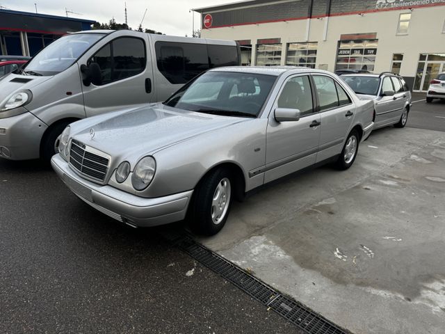 Mercedes-Benz E 240 CLASSIC Automatik Klimaanlage Rentnerfahrz