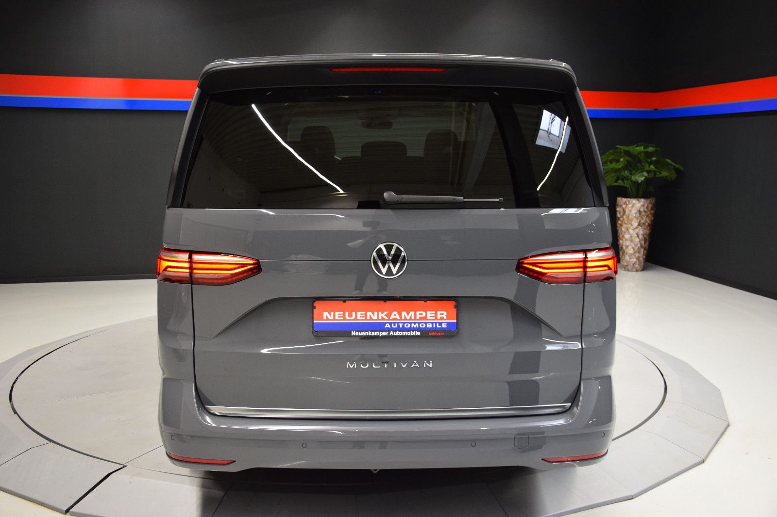 Fahrzeugabbildung Volkswagen T7 Multivan style lang Pano AHK ACC Standheizung