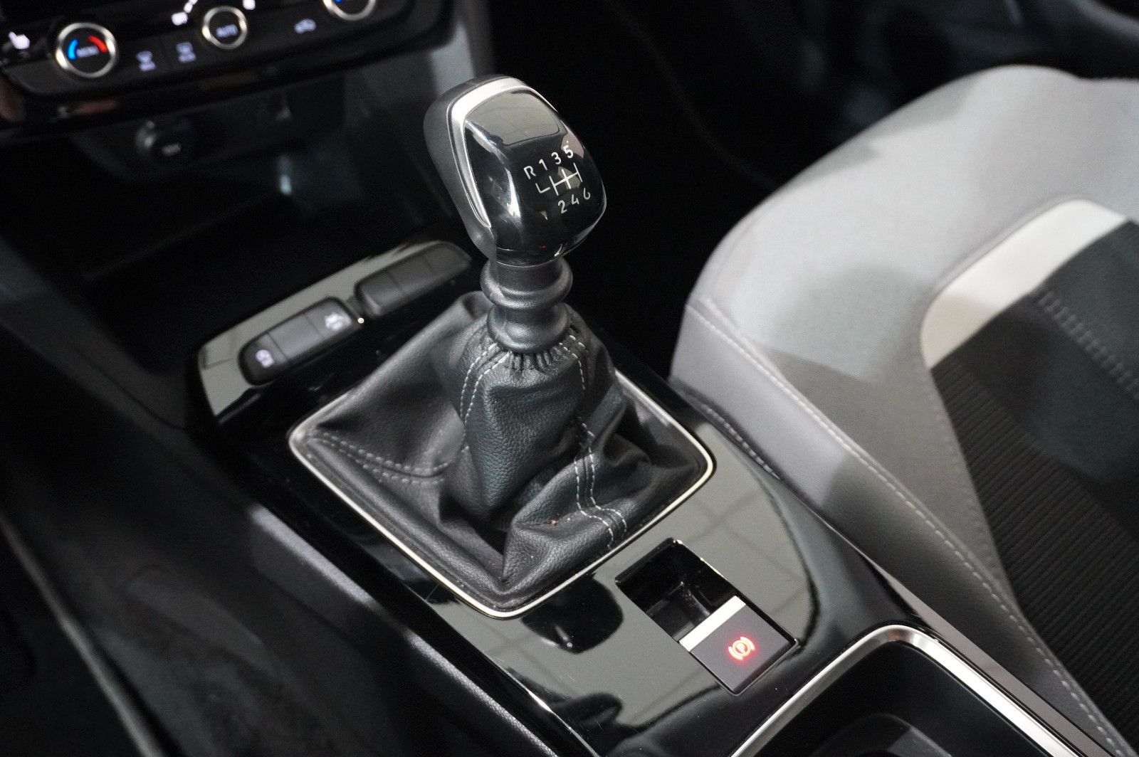 Fahrzeugabbildung Opel Mokka ELEGANCE 1.2T NAVI/LED/KAMERA/SPORT/SH/DAB