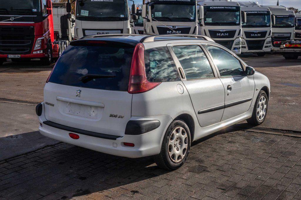 Peugeot  2005 — салон