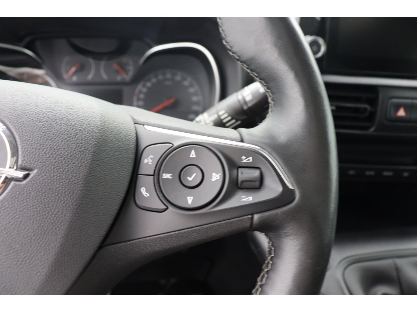 Fahrzeugabbildung Opel Combo Life INNOVATION AHK Kamera SHZ