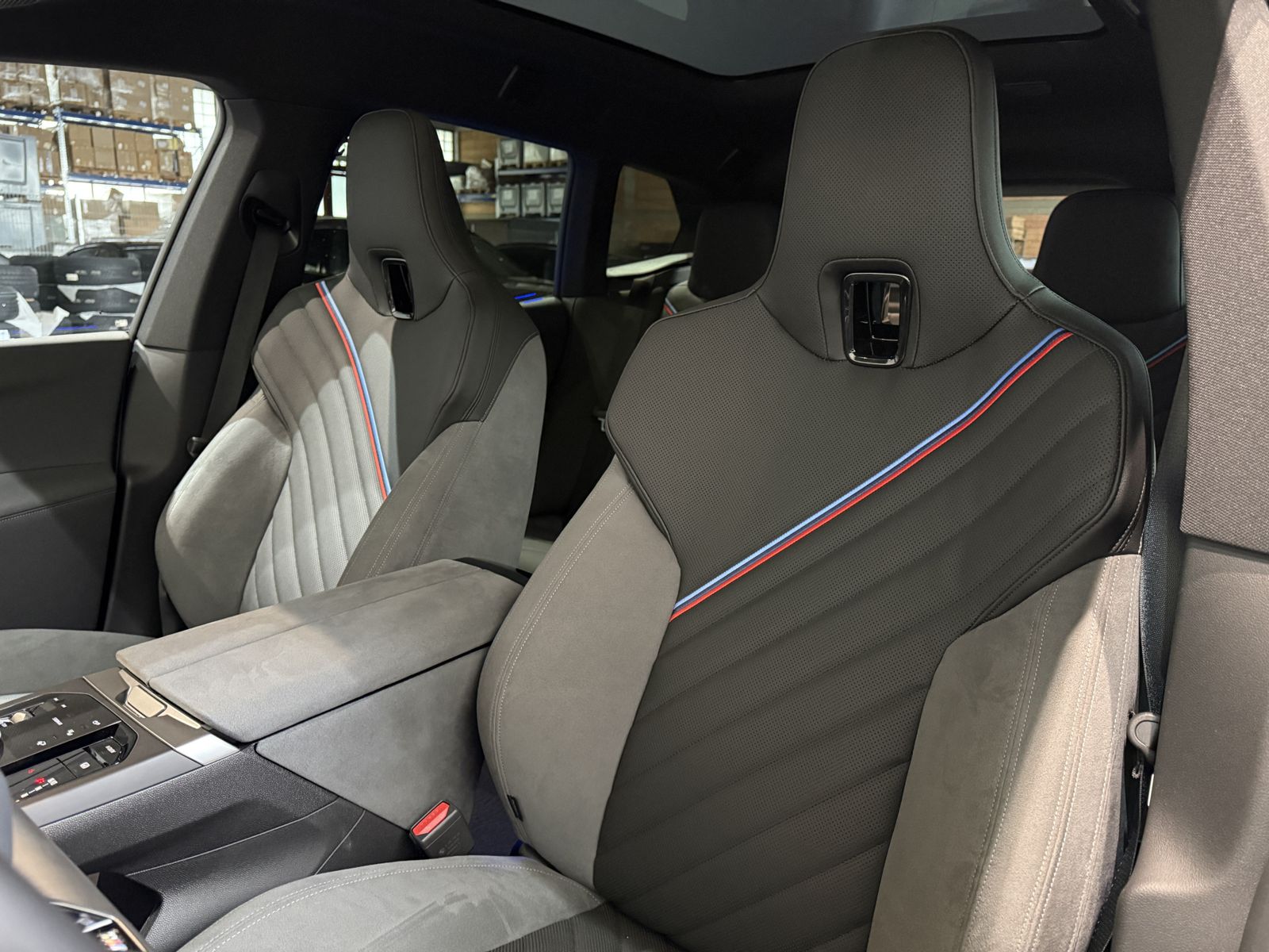 Fahrzeugabbildung BMW iX M70 | B&W| Panorama-Glasdach| Sitzbelüftung v