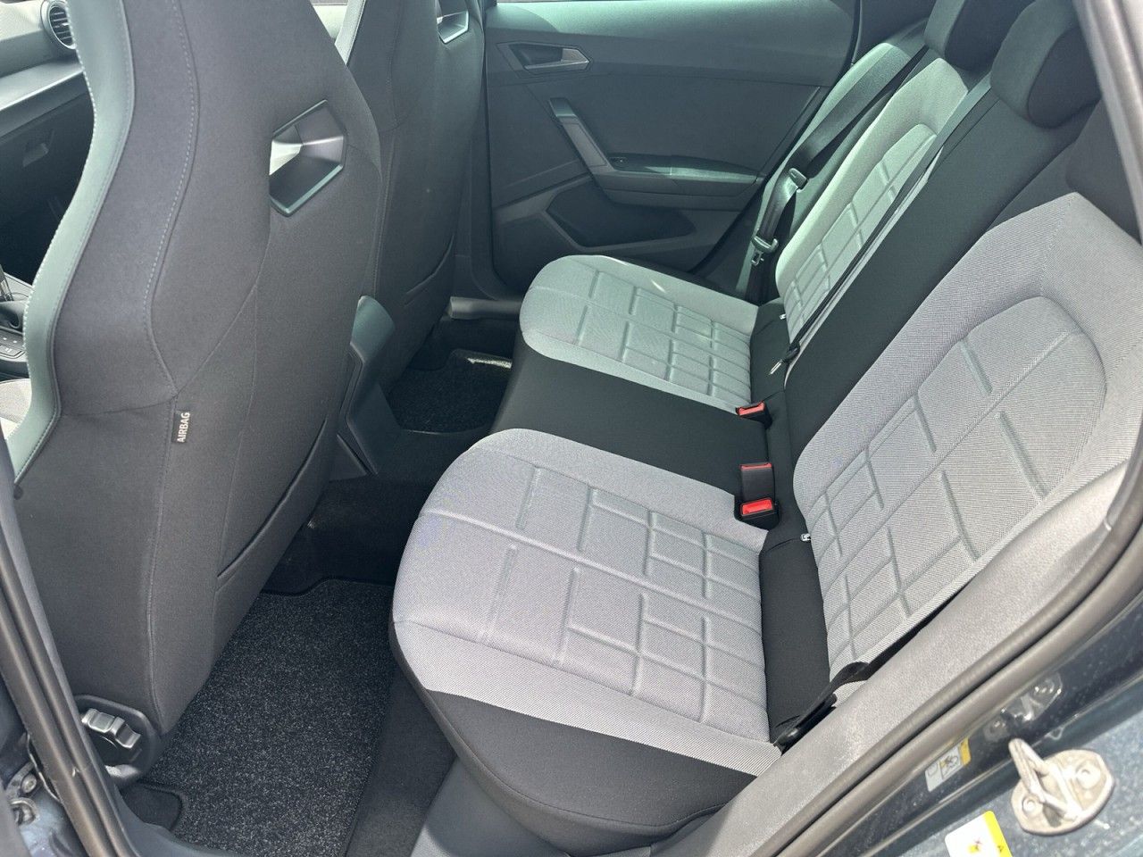 Fahrzeugabbildung SEAT Arona FR Black Edition 1.5 TSI 110 PS DSG - mit KI generiert/bearbeitet