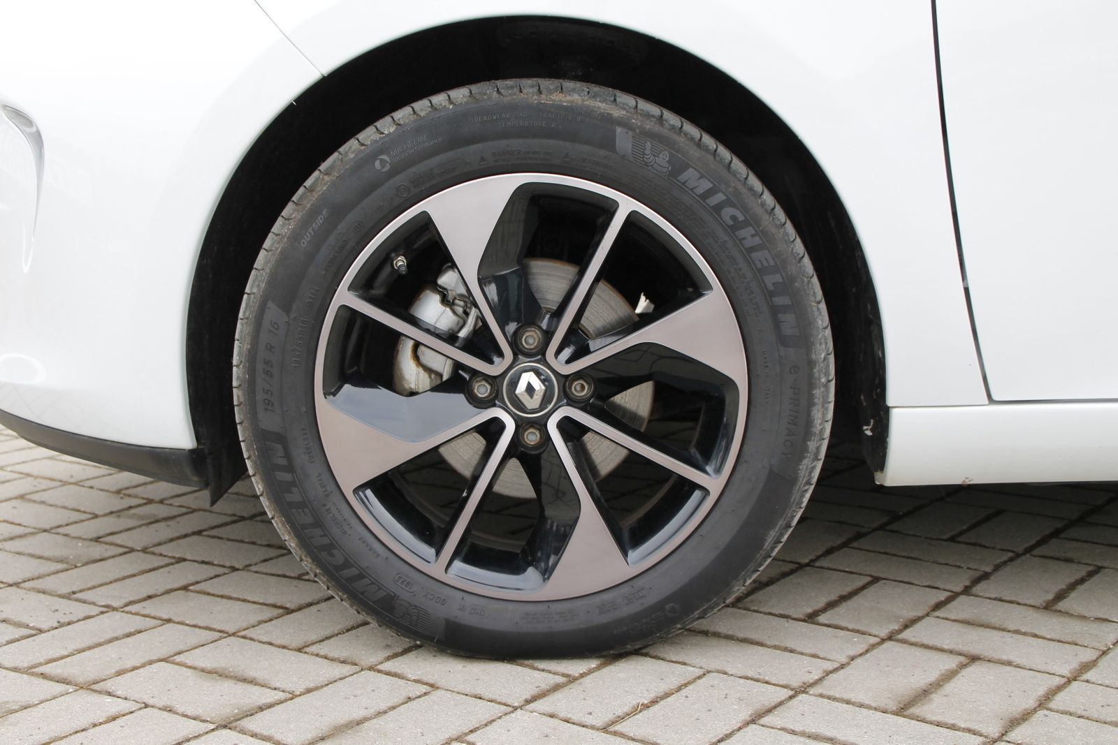 Fahrzeugabbildung Renault ZOE LIFE Batteriemiete Option auf BOSE-Paket