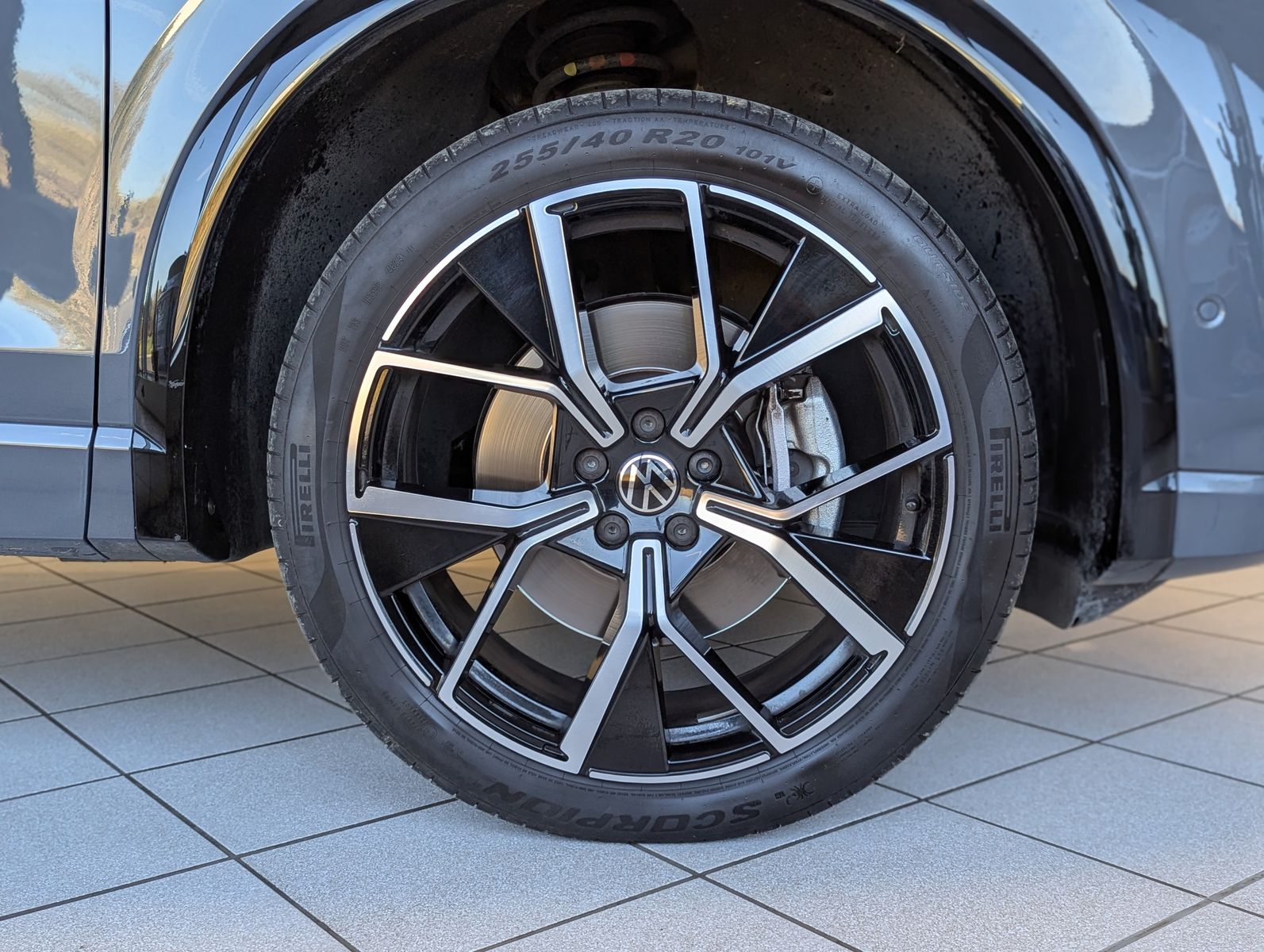 VW Tiguan 2.0TDI R-Line 4M Pano Black AHK Matrix 20 - Image 10