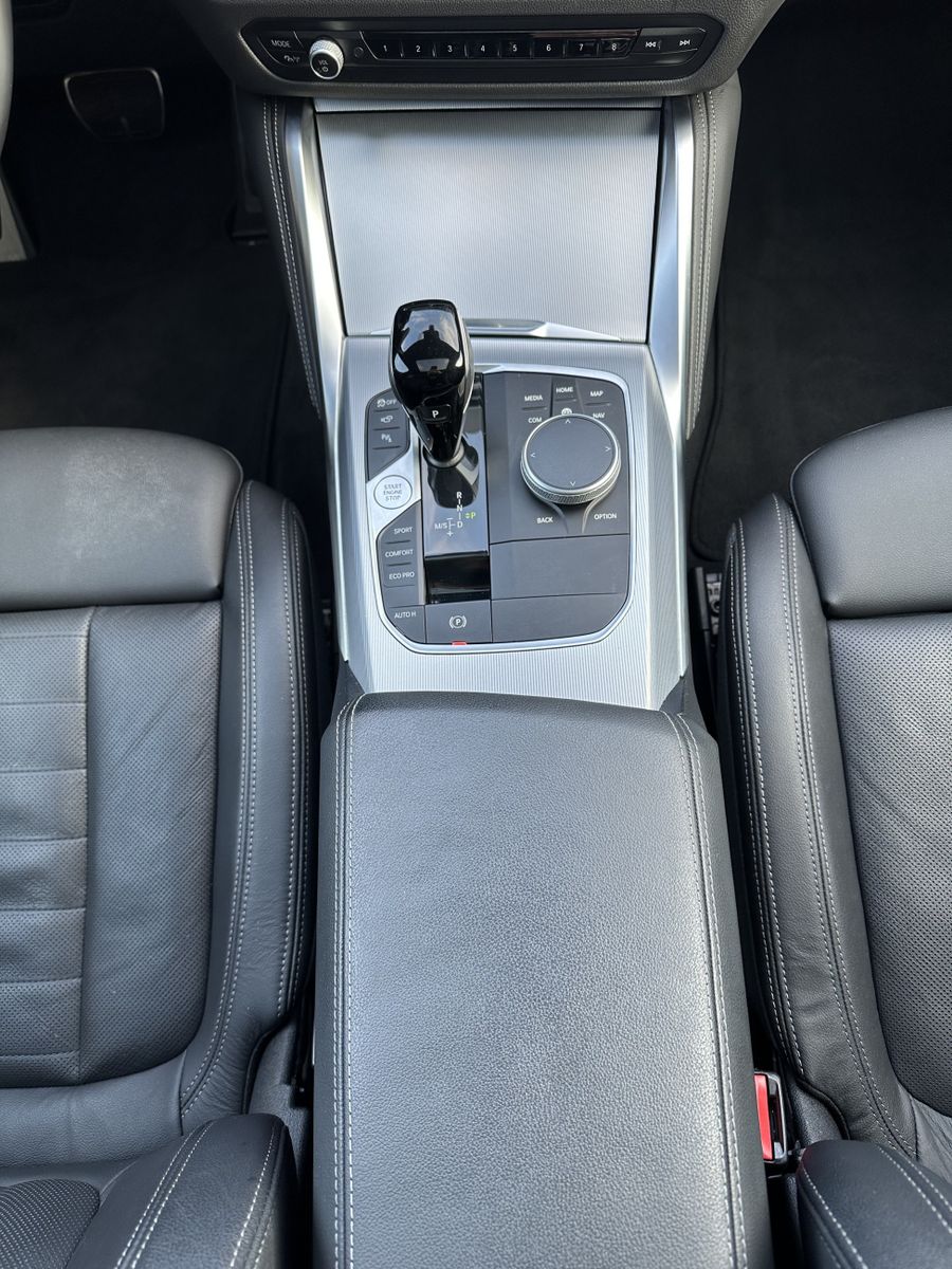 Fahrzeugabbildung BMW M440i xDrive NAV+LASER+HEAD-UP+GLASDACH+360°+ACC