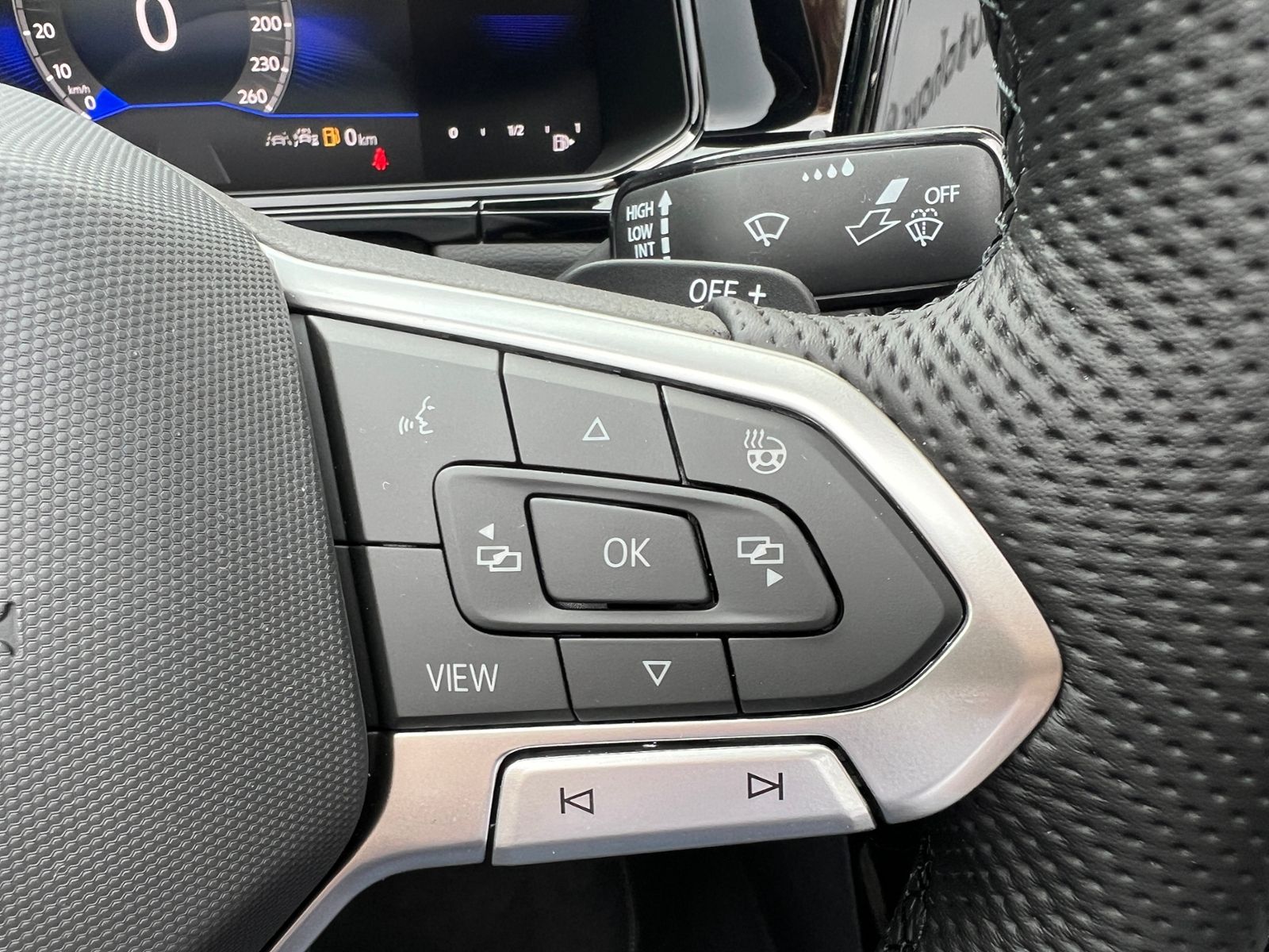 Fahrzeugabbildung Volkswagen T-Roc R-Line 1.5 TSI DSG *AHK; BlackStyle, IQ.Dr