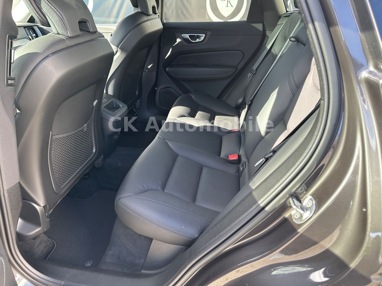 Fahrzeugabbildung Volvo XC60 B4 PlusDark AWD/BLIS/Leder/Pano/LED/360°Kam