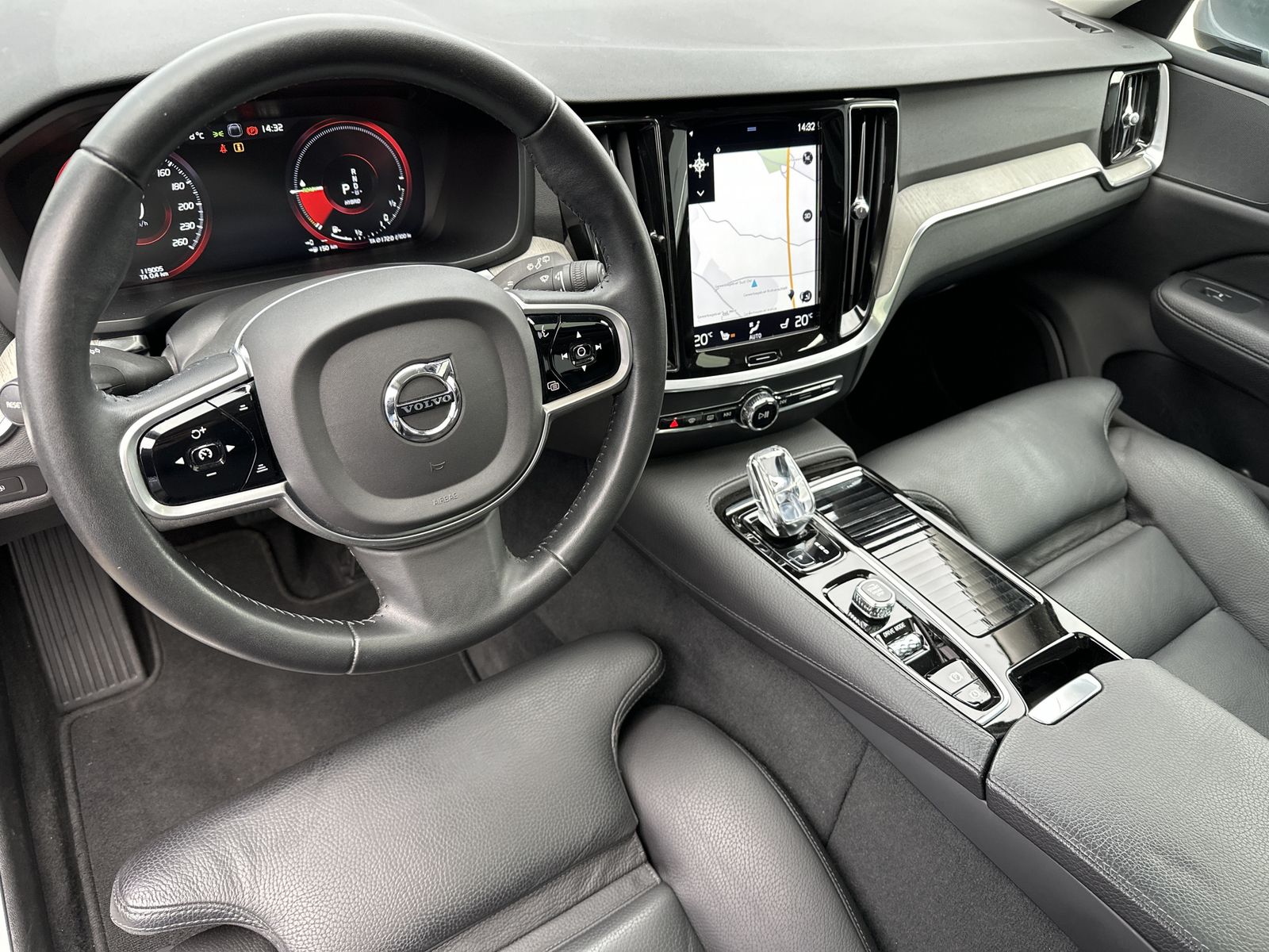 Fahrzeugabbildung Volvo V60 Inscription Hybrid AWD NAV+LED+360°+PANO+PP