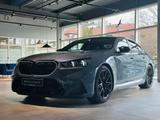 BMW M5 LIMOUSINE. STORM BAY METALLIC LEDER SCHWARZ.+ - mit Hybrid-Antrieb: Grau, Metallic