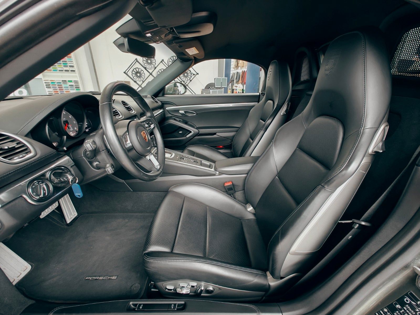 Fahrzeugabbildung Porsche BOXSTER S - 718 AVENTURINGRÜN METALLIC