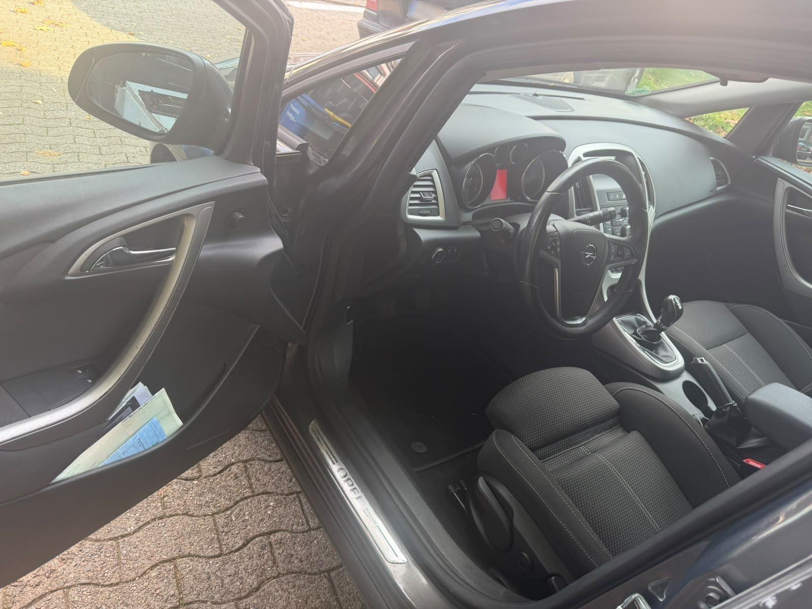 Opel Astra 2012 — rear view