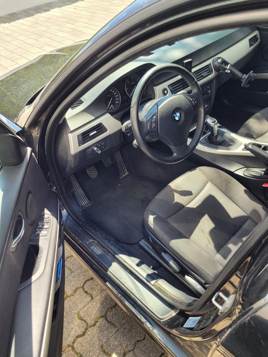 BMW 320 2009 — interior