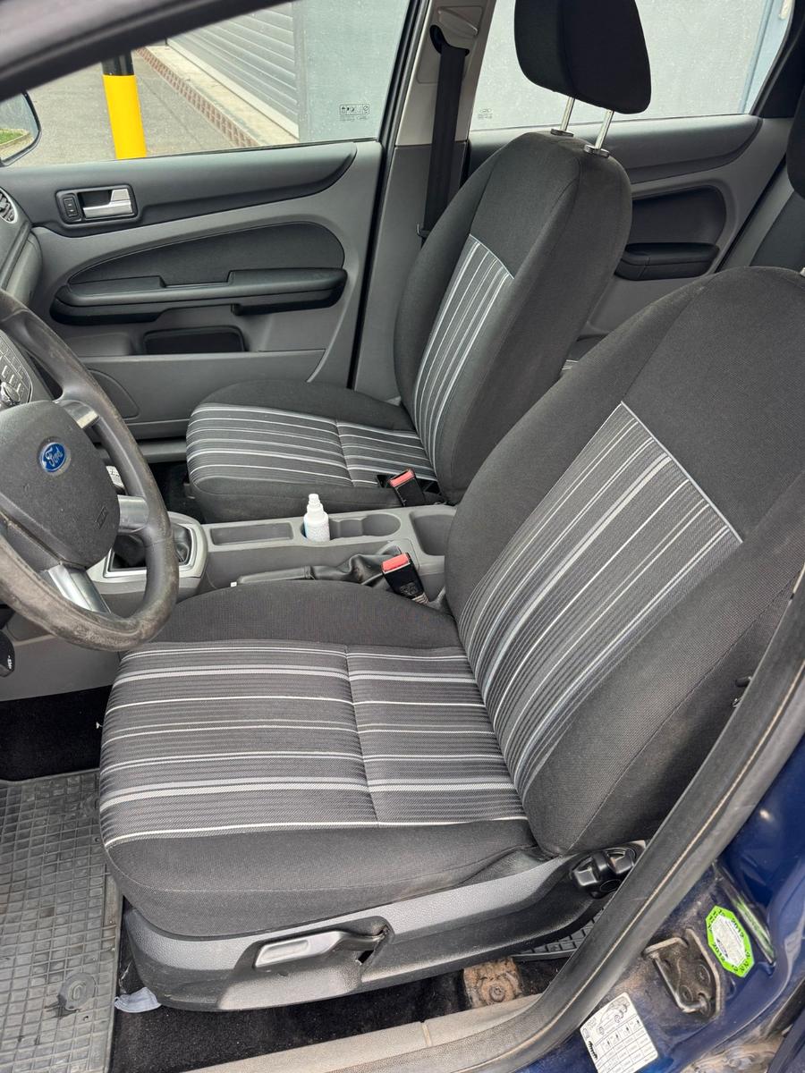 Ford Focus 2010 — photo 11