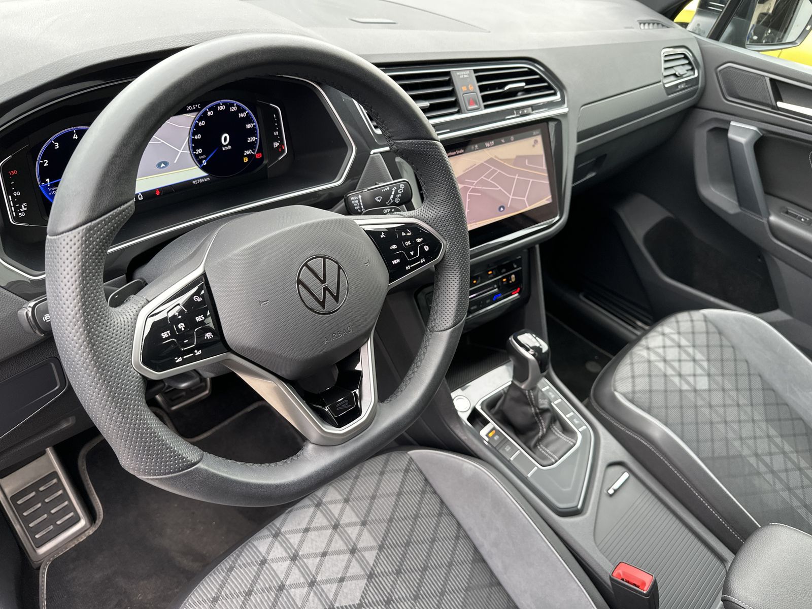 Fahrzeugabbildung Volkswagen Tiguan 1.5 TSI DSG R-Line NAV+MATRIX+ACC+360°CAM